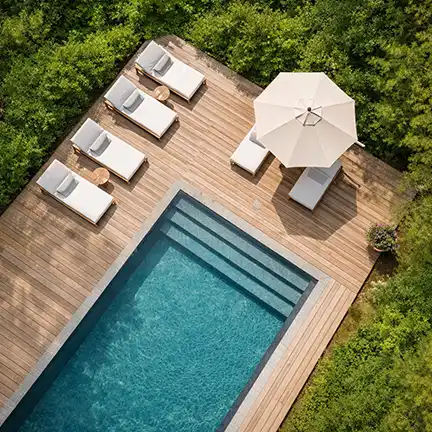 Altan för en pool ute i skogen